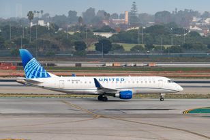 Pasażer próbował otworzyć drzwi samolotu – lot United Express przerwany