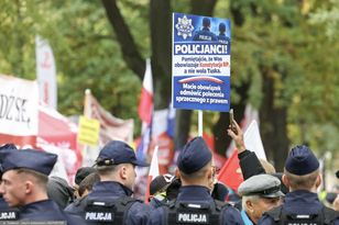 Awantura pod TK. Polacy ocenili działania policji w nowym sondażu