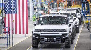 Częściowo wycofują się z elektryków. Stracą 6 mld dolarów