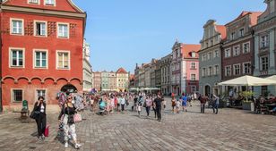 Go-go club touts hassle pedestrians on Poznań's Old Market Square
