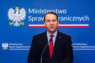 Duda posts photo of Tusk with Lavrov, Sikorski fires back