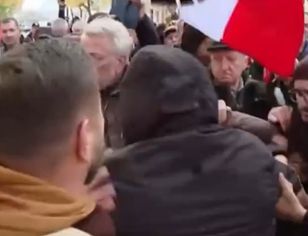 żabole zatrzymała przed Trybunałem agresywnego mężczyznę. Ucierpiał operator Kanału Zero