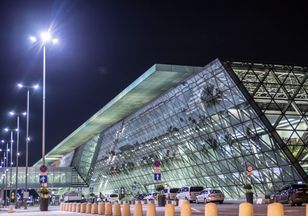 Mgła na krakowskim lotnisku. Duże utrudnienia dla pasażerów