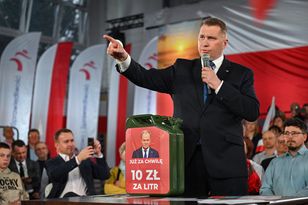 Pokazał kanister z Tuskiem. "On normalnie nie stoi"