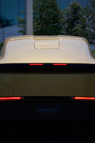 Tesla Cybercab z wbudowanym Starlinkiem — Musk planuje internet satelitarny w każdej Tesli