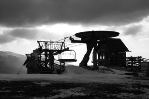 8-latka spadła z wyciągu narciarskiego. Narciarze ruszyli na pomoc