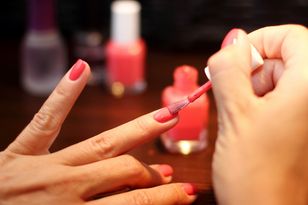 Italian manicure: optyczny trik na smuklejsze dłonie