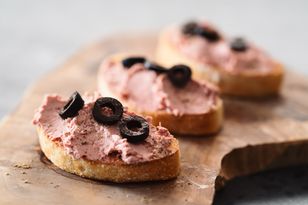 Z mięsa z rosołu robię pyszną pastę kanapkową. To świetne smarowidło do chleba