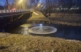 Lodowa "płyta" na rzece. Obraca się jak winyl