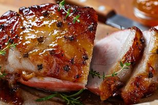 Najlepsza temperatura do pieczenia szynki. Mięso wychodzi kruche i miękkie, a do tego bardzo soczyste