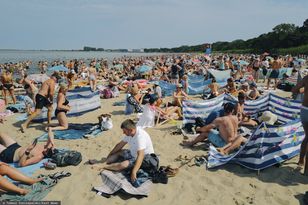 Zakazać parawanów na plaży? Polacy są mocno podzieleni