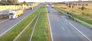Wideo: Bus dachował na A1. Kierowcy przejeżdżali obok, jakby nic się nie stało