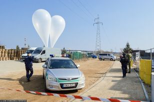 Balony z tajemniczym ładunkiem. Policja w akcji