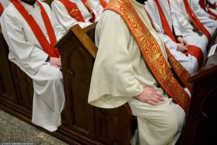 Coraz mniej księży w Polsce – emeryci zostają, a w przyszłości mogą przyjechać kapłani z Afryki