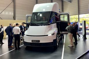 Najdziwniejsza Tesla. Wygląda, jakby twórcy nie wiedzieli, co robić