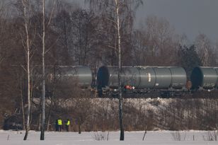 Wykolejenie pociągu. Podnoszenie wagonów najwcześniej po południu
