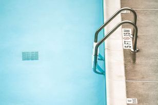 Walczą z bakterią na basenie. Czas na ingerencję chemiczną