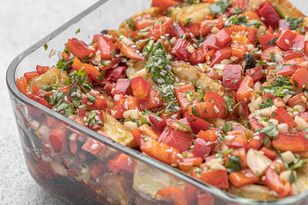 Prosta sałatka z piekarnika. W roli głównej bakłażan