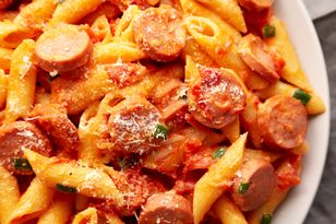 Dodaję do makaronu. W mig mam obiad, po którym nie ma choćby miejsca na dokładkę