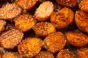 Podgotowane ziemniaki panieruję i zapiekam. Chrupią aż miło, więc gwałtownie znikają z talerza