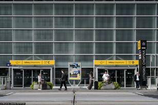 Ewakuacja na lotnisku Chopina w Warszawie. Na miejscu służby