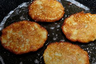 Babciny patent na placki ziemniaczane. Wychodzą chrupiące za każdym razem