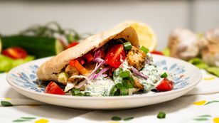 Pita z kurczakiem i tzatziki – przepis na grecki obiad w domu