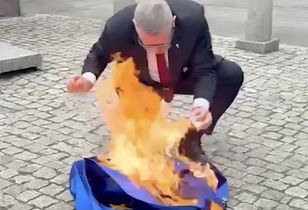 Brauna wziął unijną flagę. Najpierw wytarł ni buty, potem podpalił