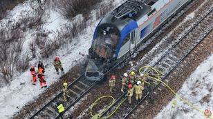 Zderzenie pociągów z samochodem. Odsłonili kulisy. "Wcisnął guzik i uciekł z kabiny"