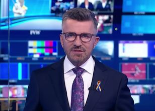 Pierwsza taka sytuacja w TVP. Gospodarz "19.30" z tęczową przypinką
