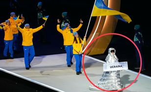 Nagły zwrot. Wiadomo, kim jest kobieta z tabliczką