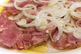 Zapomnij o salcesonie. Ta wędlina pozostało smaczniejsza