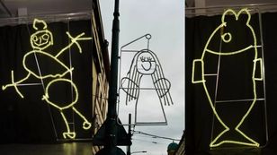 Dziecięce rysunki zmieniły się w świąteczne neony. Rozświetlają już Pragę