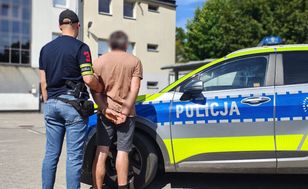35-latek ukrył się pod kołdrą. Zdradziły go wystające stopy