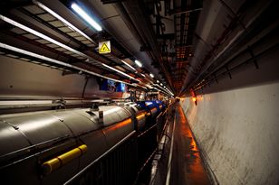 Tajemnicze spadki wiązki w LHC mogą być śladem ciemnej materii