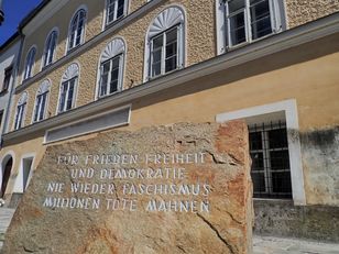 Nowa komenda policji w Braunau. Dom, w którym urodził się Hitler