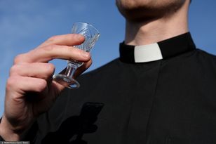 Ksiądz pojechał po pijaku do McDonalda. "Lodówka była pusta