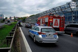 Pijana kobieta przebiegała przez autostradę. Doprowadziła do wypadku