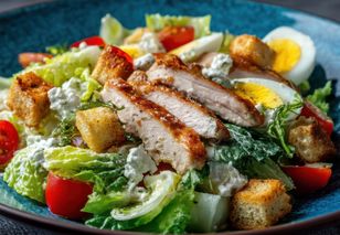 Do sałatki z kurczakiem i jajkami robię sos Cezara. Goście wyjadają łyżkami, więc zwykle muszę dorabiać