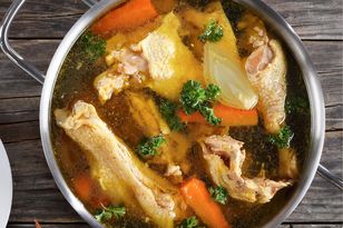 Dorzucam zamiast opalanej cebuli. Efekt ten sam, ale rosół jest znacznie zdrowszy