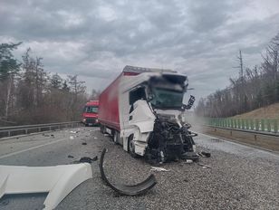 Wypadek ciężarówek na A4. Kabina kierowcy niemal całkowicie zgnieciona"