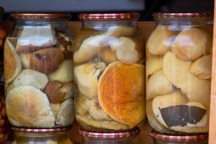 Ostatnie grzyby solę i zamykam w słoik. Przepis podpatrzyłam u mojej teściowej