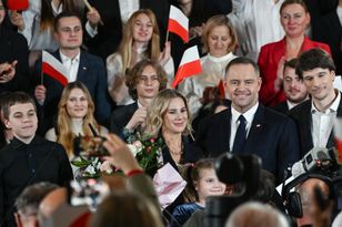 Kontrowersje wokół kawalerki Nawrockich. Media: sprzedali ją sami sobie