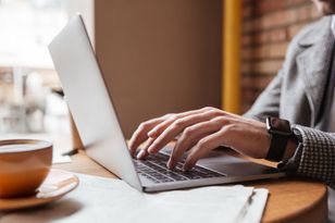 Laptopy idealne do nauki i pracy - jak wybrać model na lata (i kupić taniej)