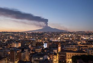 Etna ograniczyła pracę lotniska w Katanii — max 10 przylotów na godzinę