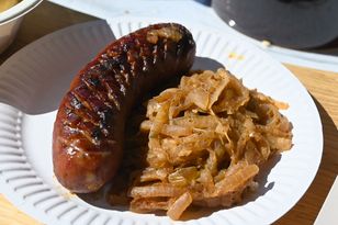 Na grilla zawsze zabieram tę cebulę. Do kiełbasy pasuje jak ulał