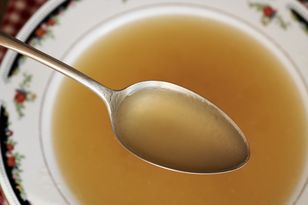 W PRL-u babcia gotowała częściej niż rosół czy ogórkową. Wspiera stawy i wygładza skórę