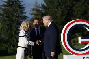 "Żelazny" uścisk Trumpa w akcji. Brigitte Macron nie mogła się uwolnić