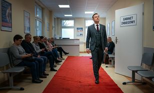 Jak VIP-y, a nie zwykli pacjenci. Tak radni KO korzystali z przychodni w Piasecznie
