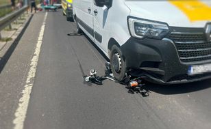 Rower wciągnięty pod dostawcze Renault w Otwocku — 55-latek w szpitalu